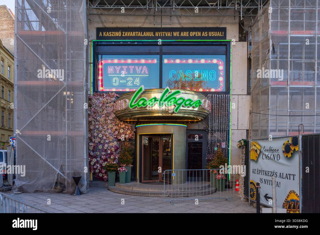 Ein Casino-Innenraum mit Spielautomaten, der die Atmosphäre von Vegaz Casino veranschaulicht