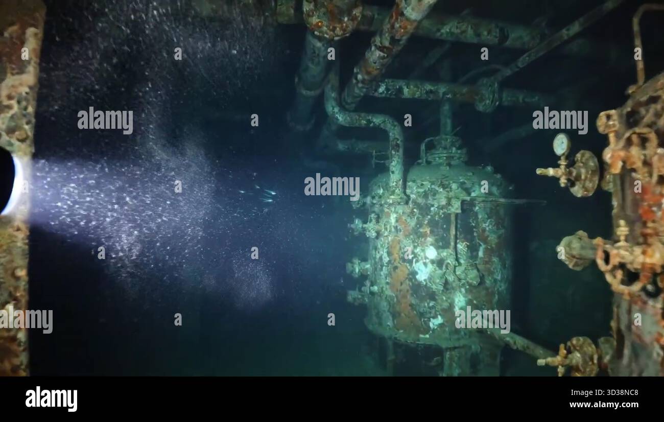 Titanic underwater rms hi-res stock photography and images - Alamy, image size:1300x826