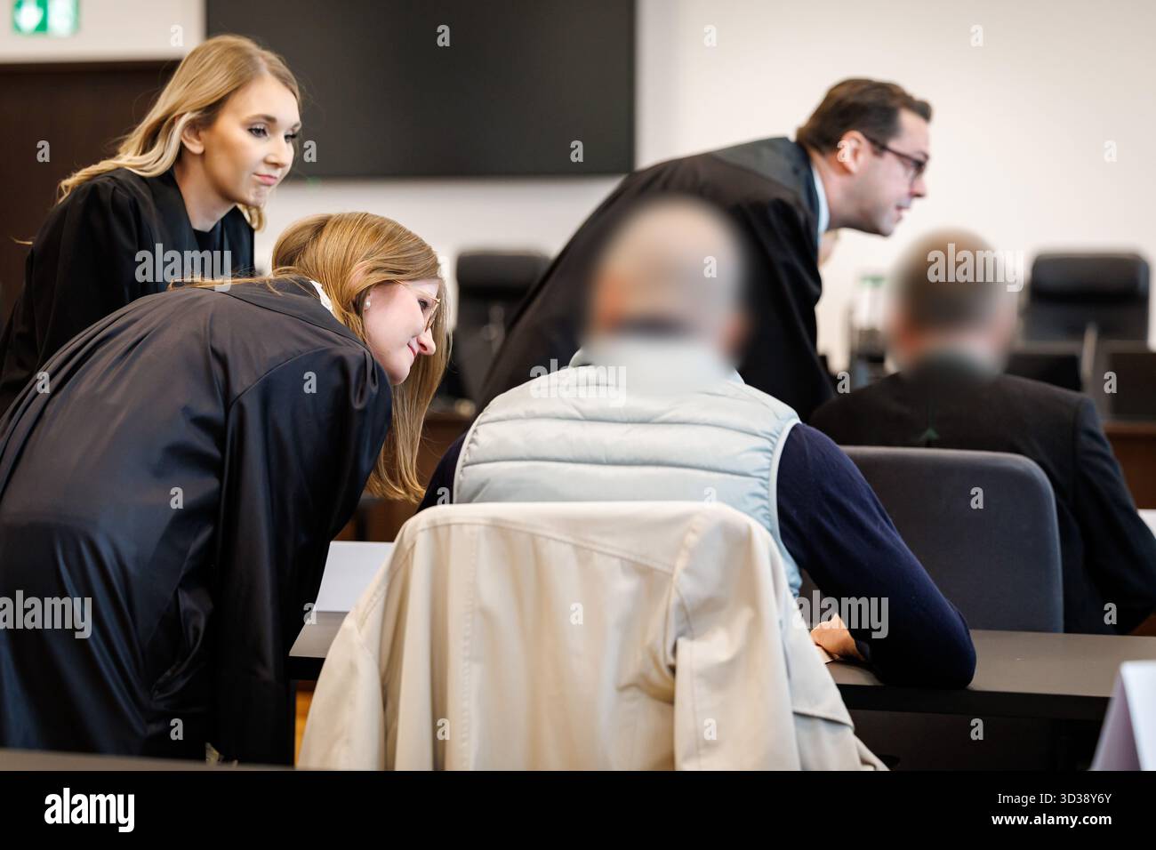 Nuremberg, Germany. 05th Nov, 2025. Two men (r) accused of gang fraud ...