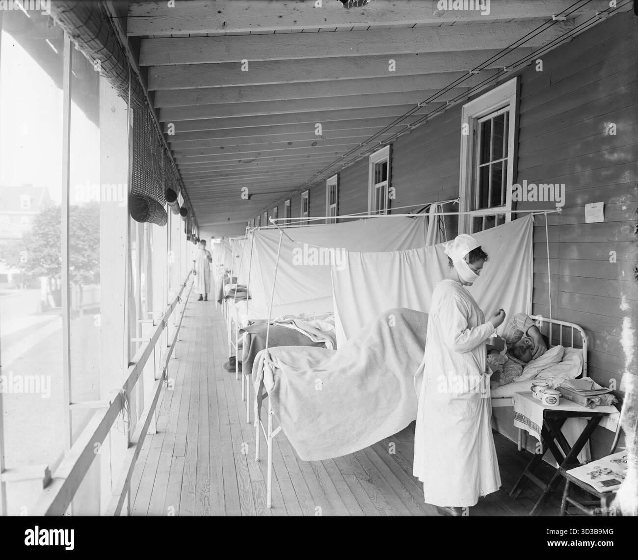Hospital beds in rows with patients hi-res stock photography and images ...