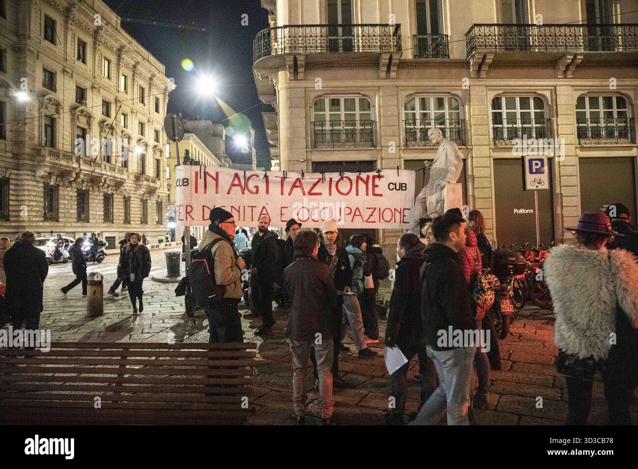 Milan, Piazza della Scala, Scala Cub workers' protest rally Stock Photo ...