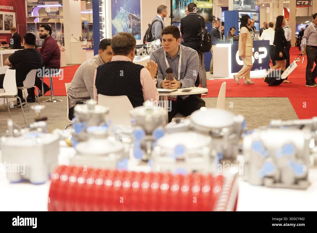 Appex Show (251105) -- LAS VEGAS, Nov. 5, 2025 (Xinhua) -- People talk at an ...