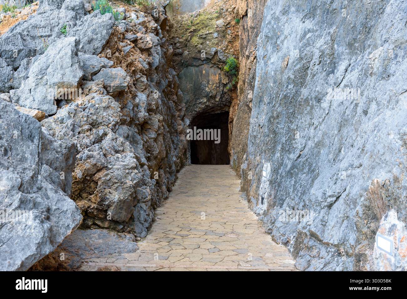 Spain Cliffs Viewpoint mysterious entrance natural cave hi-res stock photography and ...
