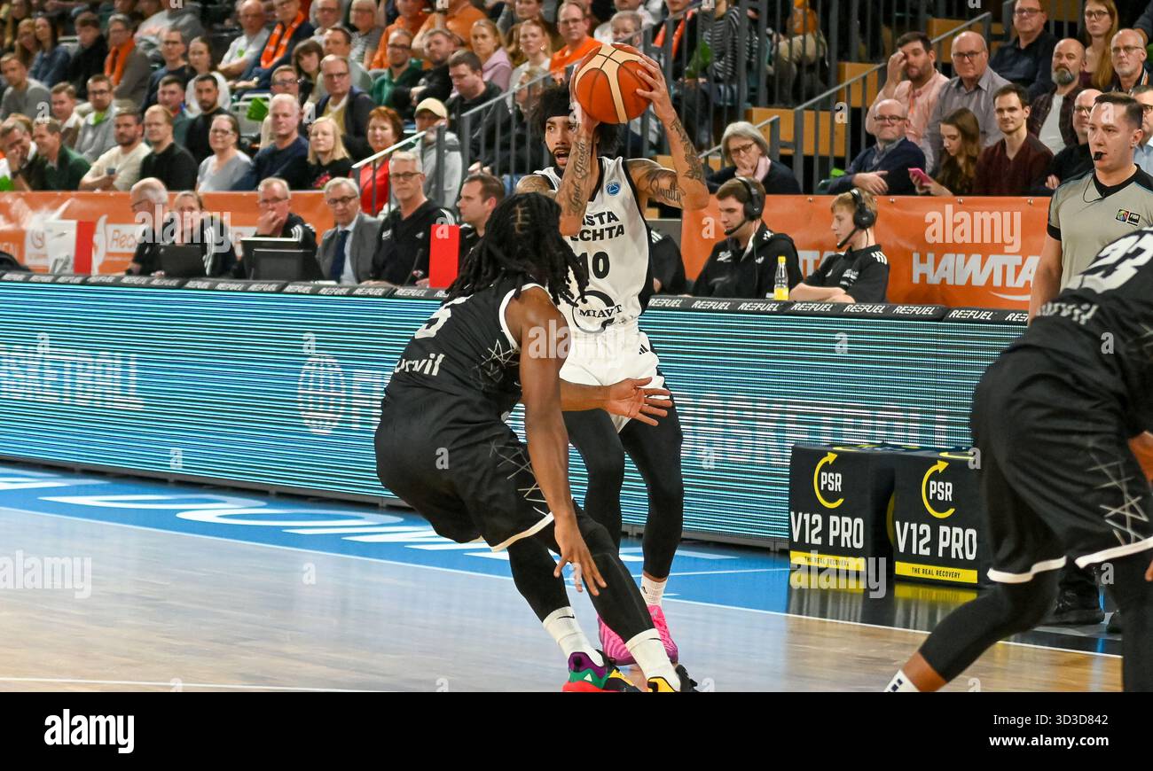 Tevin Letronball Tevin Brown (RASTA Vechta, #10) am Ball RASTA Vechta vs. CS Valcea 1924 ...