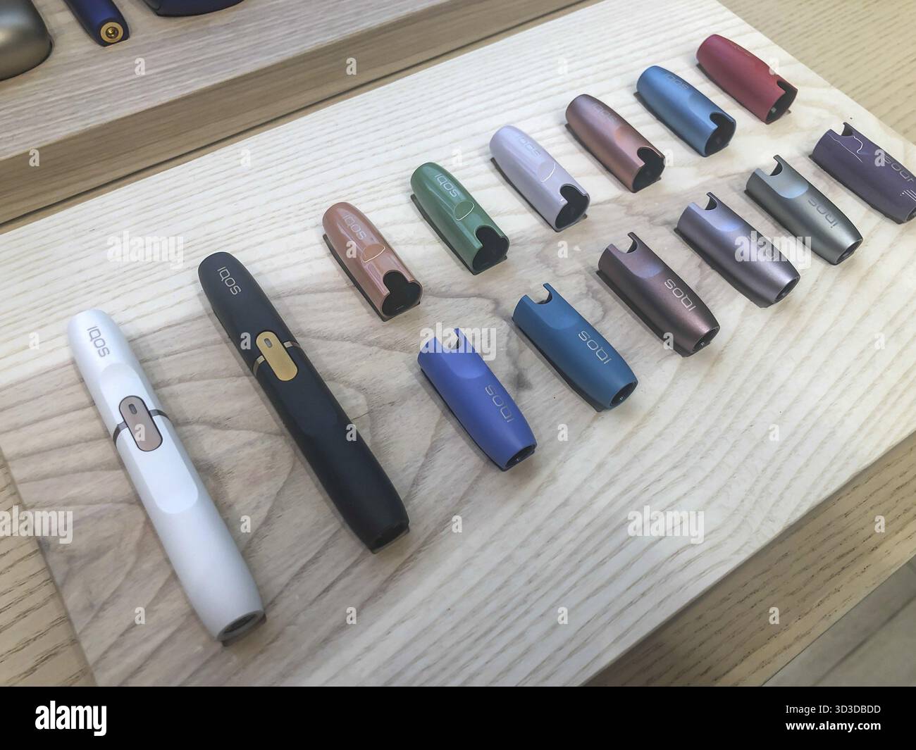 voopoo drag x2 review BANGKOK , THAÏLANDE - 27 AOÛT 2018:Philip Morris International`s Marlboro  IQOS, Une Cigarette électrique Hybride Sans Fumée, Chau Photographie  éditorial main image 0