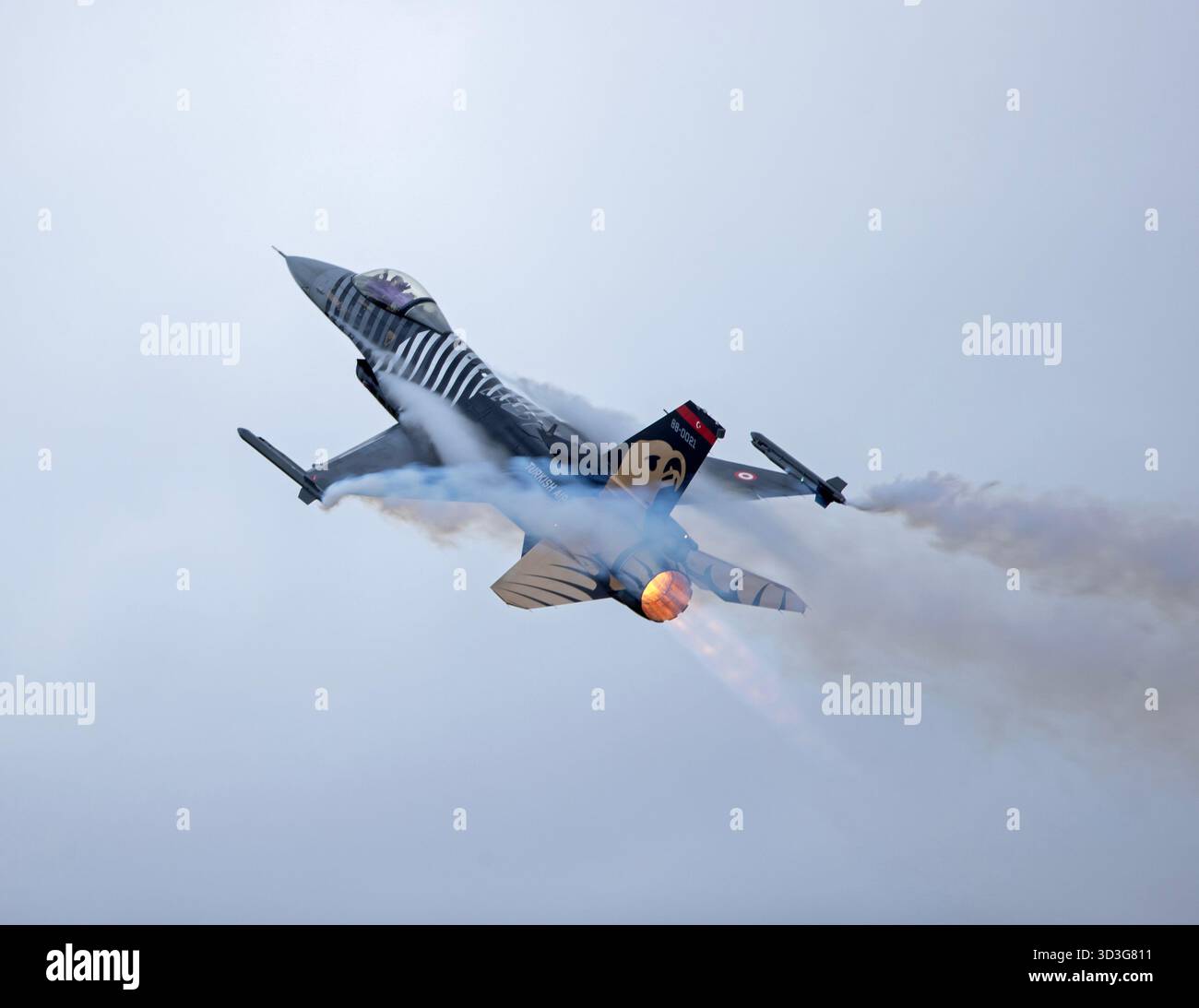 Solo Turk F-16 Fighting Falcon flying display at RIAT 2024 Stock Photo ...