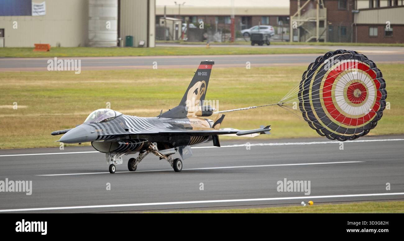 Solo Turk F-16 Fighting Falcon flying display at RIAT 2024 Stock Photo ...