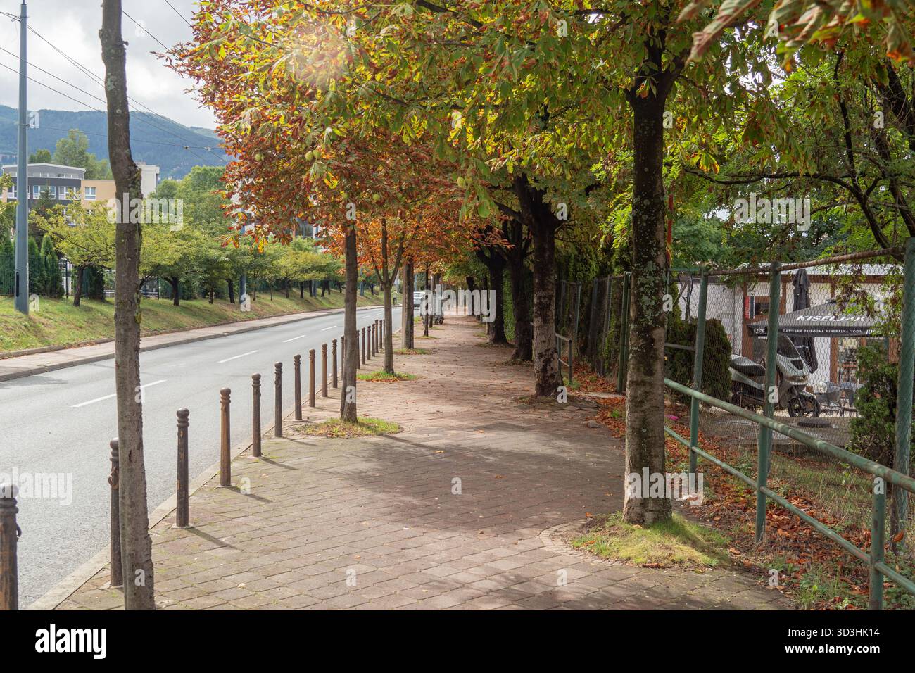 Empty sidewalk hi-res stock photography and images - Alamy