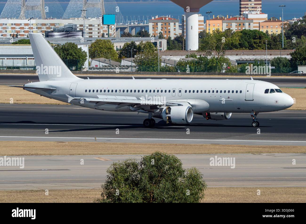 Avión de lÃnea aterrizando Stock Photo