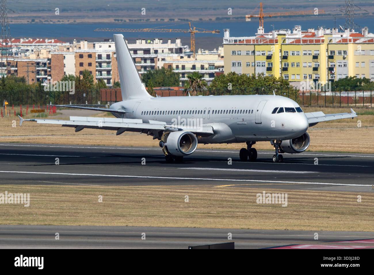 Avión de línea aterrizando Stock Photo