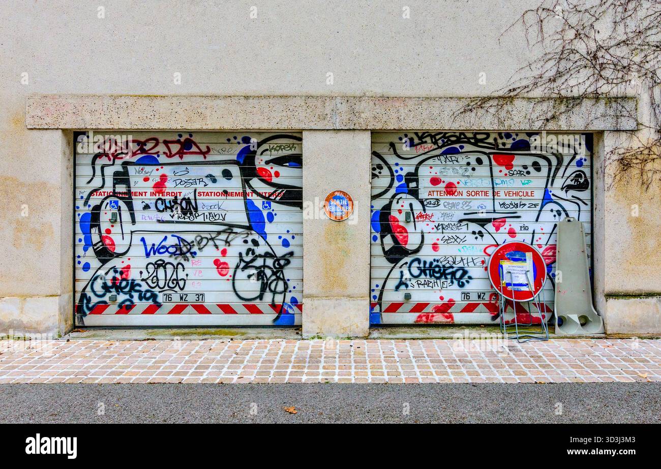 Graffiti on garage door hi-res stock photography and images - Alamy