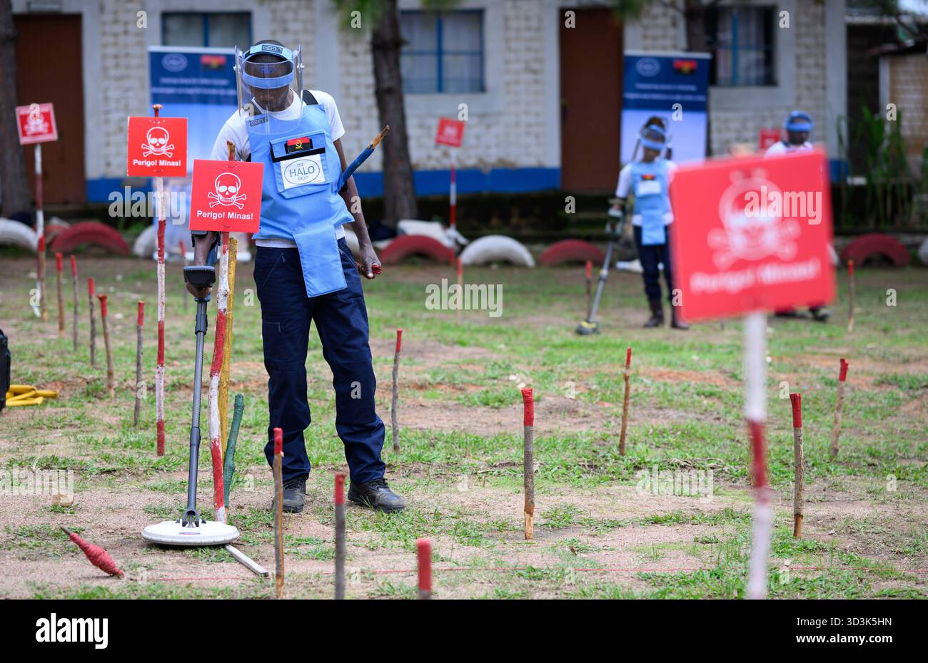 06 November 2025, Angola, Huambo: Deminers demonstrate their work ...