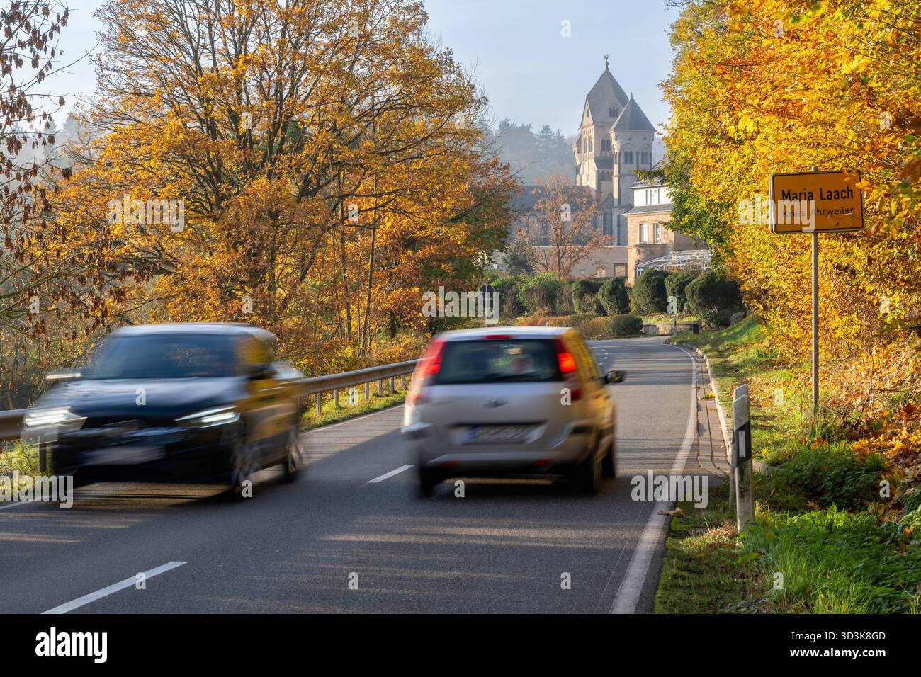 Rlp Signs 06.11.2025, Herbst am Laacher See, Indian Summer vor dem Kloster Frueh ...