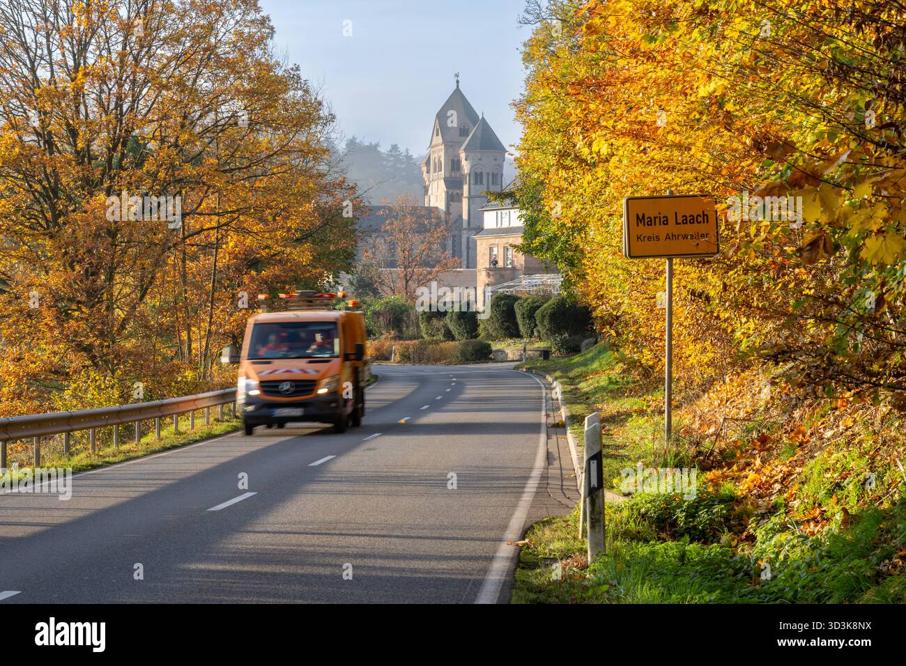 Rlp Signs 06.11.2025, Herbst am Laacher See, Indian Summer vor dem Kloster Frueh ...