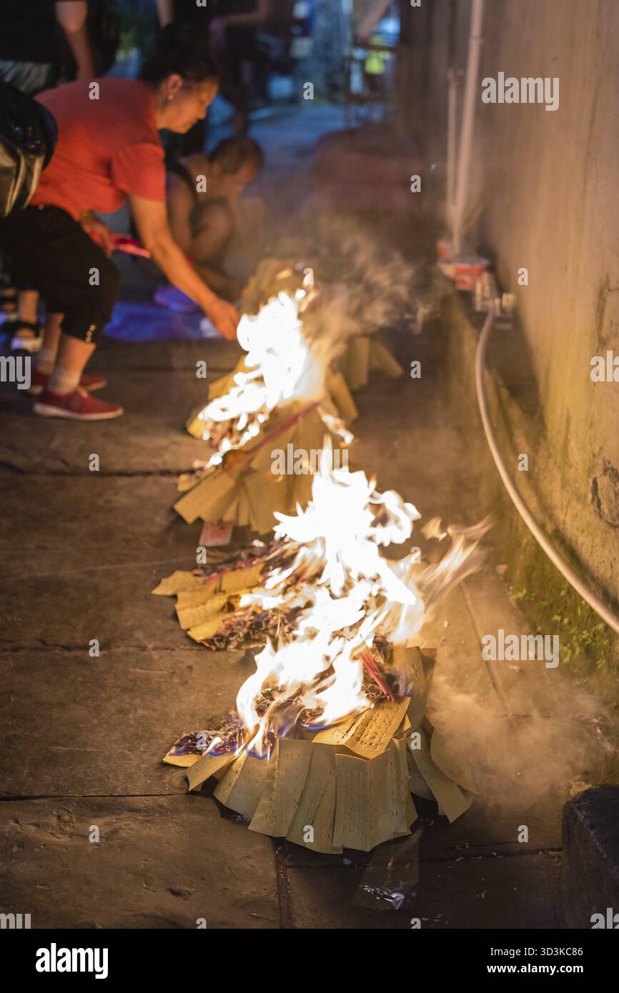People pay respect ancestors hi-res stock photography and images - Alamy