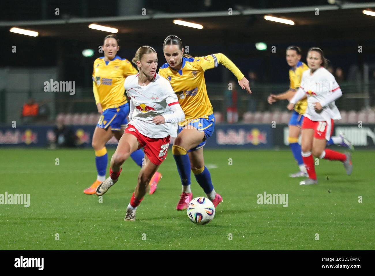 Marlene Müller (27, RB Leipzig) in front of Rieke Tietz (17, Carl Zeiss ...
