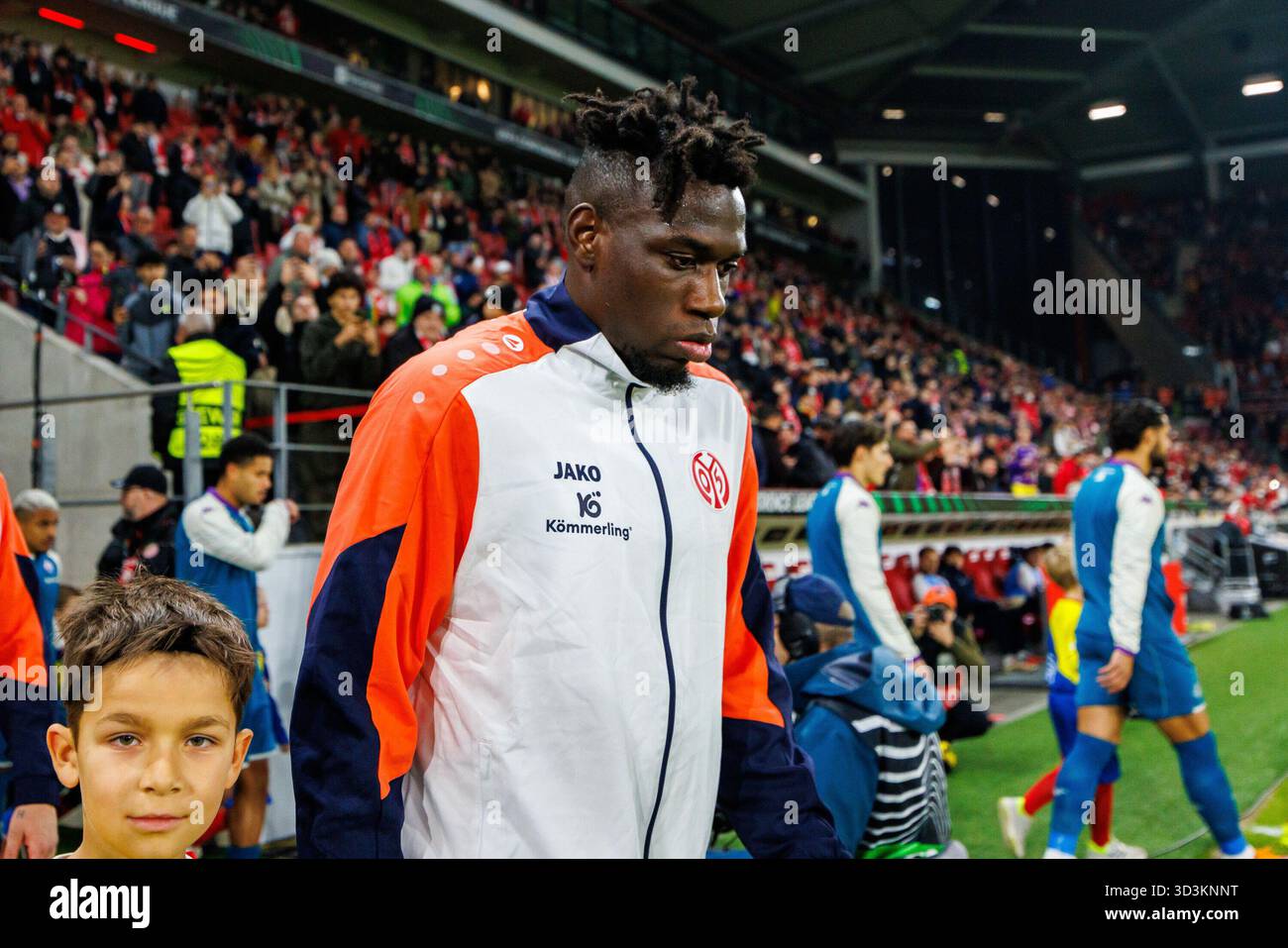 Danny da Costa (FSV FSV Mainz 05, 21) enters the field [pitch] with his ...
