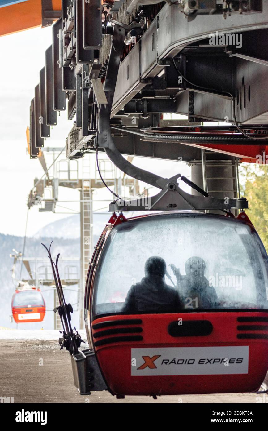 Gondola lift system hi-res stock photography and images - Alamy