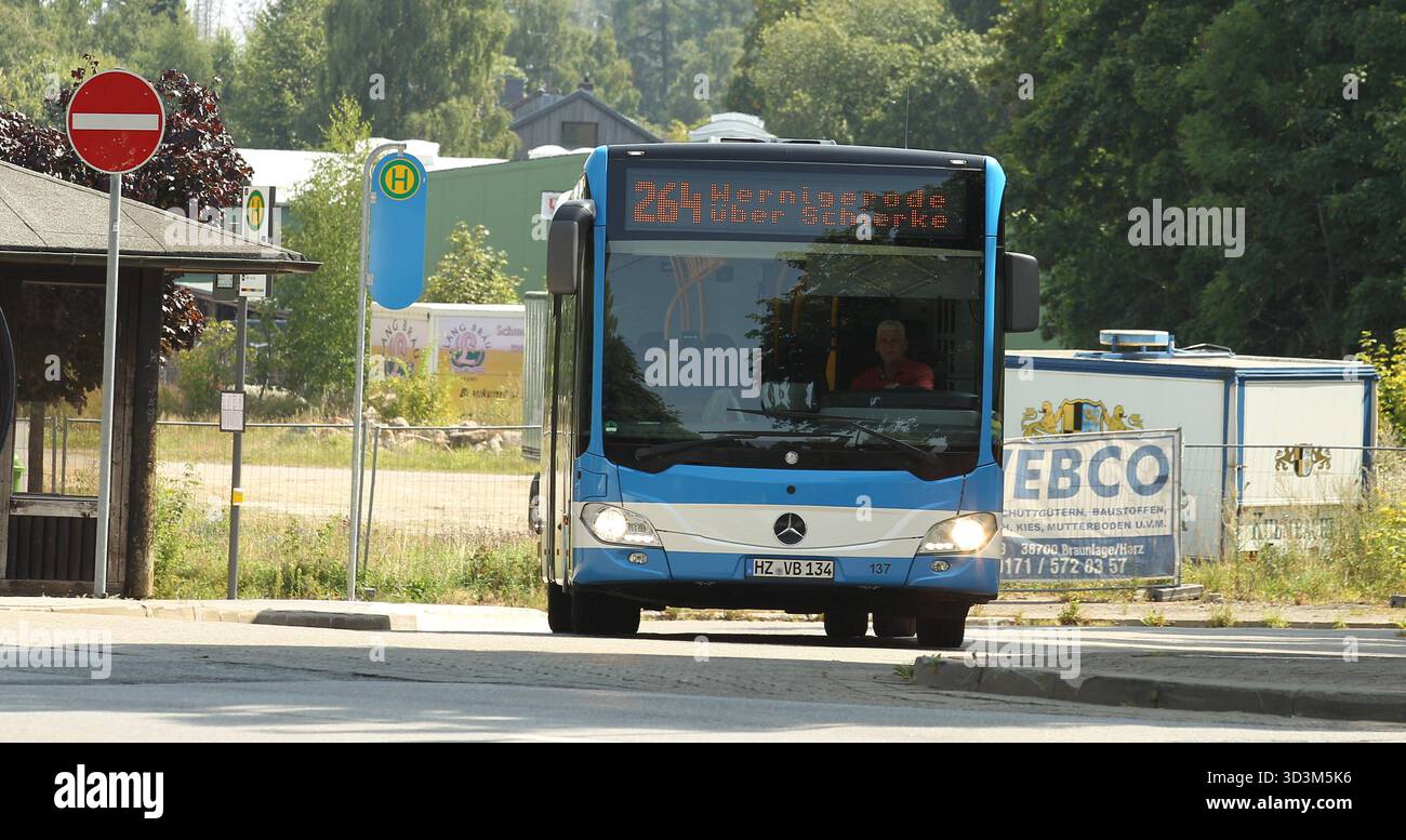 Ein Bus der Linie 264 der Harzer Verkehrsbetriebe GmbH hält am ZOB ...