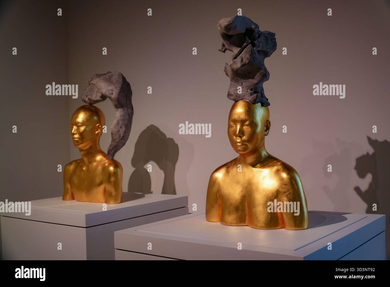 Two golden busts hi-res stock photography and images - Alamy