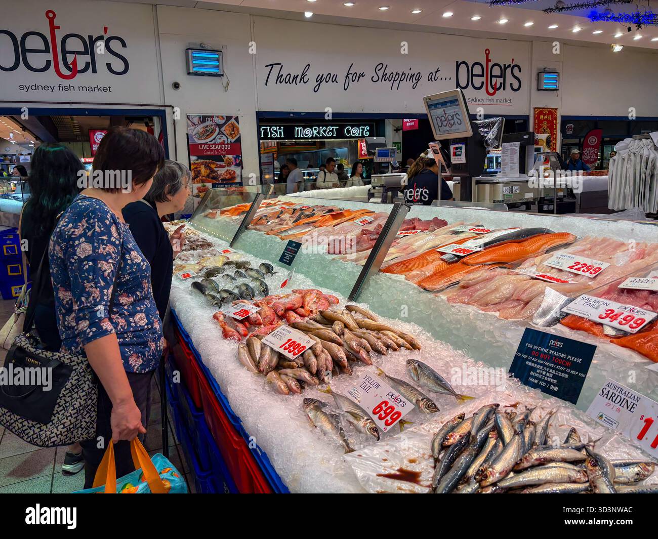 Sydney Fish Market, Australia. Customers browse fresh seafood ...