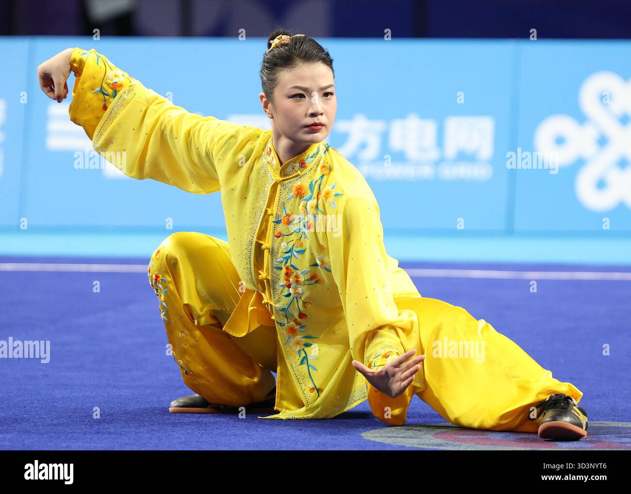 (251107) -- GUANGZHOU, Nov. 7, 2025 (Xinhua) -- Wu Xu of Hebei competes ...