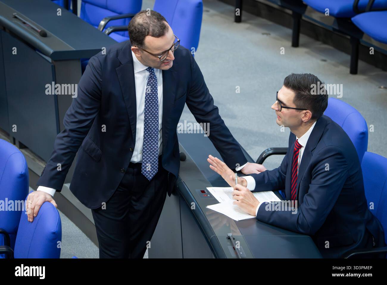 deutscher-bundestag-38-plenarsitzung-jens-spahn-im-gespraech-mit-sepp