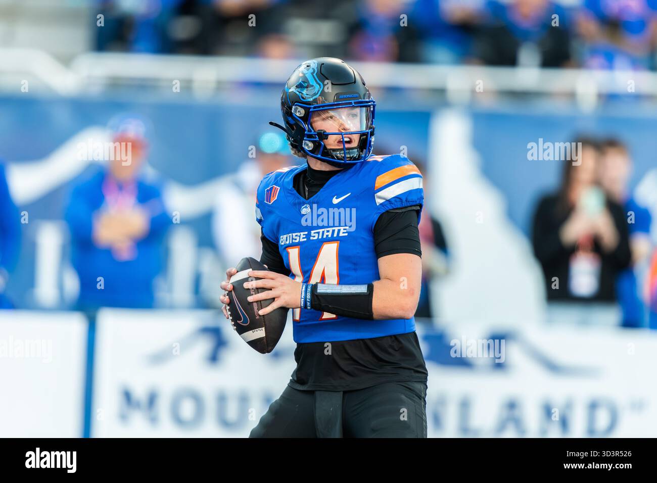BOISE, ID - NOVEMBER 01: Boise State Broncos quarterback Max Cutforth ...