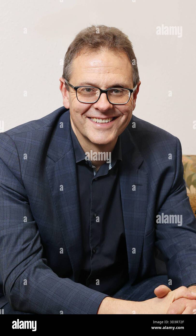 05.11.2025, Berlin - Deutschland. Michael Butter stellt sein Buch Die Alarmierten in der Georg-Büchner-Buchhandlung im Prenzlauer Berg vor. *** 05 11 2025, Berlin Germany Michael Butter presents his book Die Alarmierten at the Georg Büchner bookstore in Prenzlauer Berg Stock Photo
