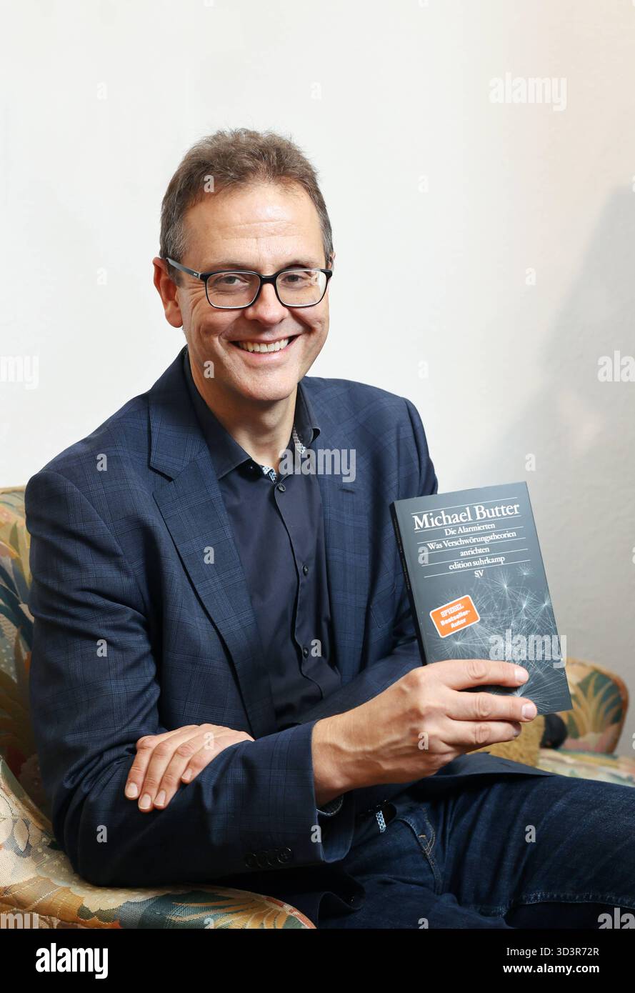 05.11.2025, Berlin - Deutschland. Michael Butter stellt sein Buch Die Alarmierten in der Georg-Büchner-Buchhandlung im Prenzlauer Berg vor. *** 05 11 2025, Berlin Germany Michael Butter presents his book Die Alarmierten at the Georg Büchner bookstore in Prenzlauer Berg Stock Photo
