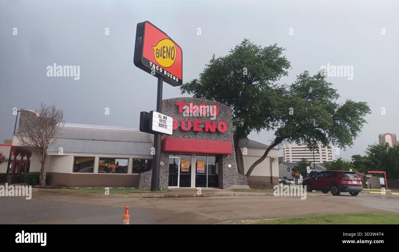 Dallas Fast Food Dallas, TX, USA - July 3, 2025 - The exterior of a Taco Bueno fast food ...