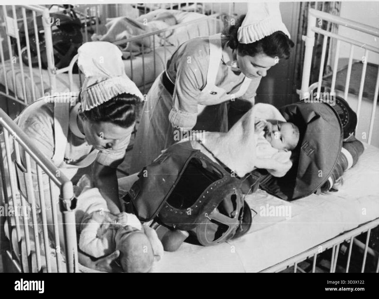 World war 2 nurses hospital london Black and White Stock Photos ...