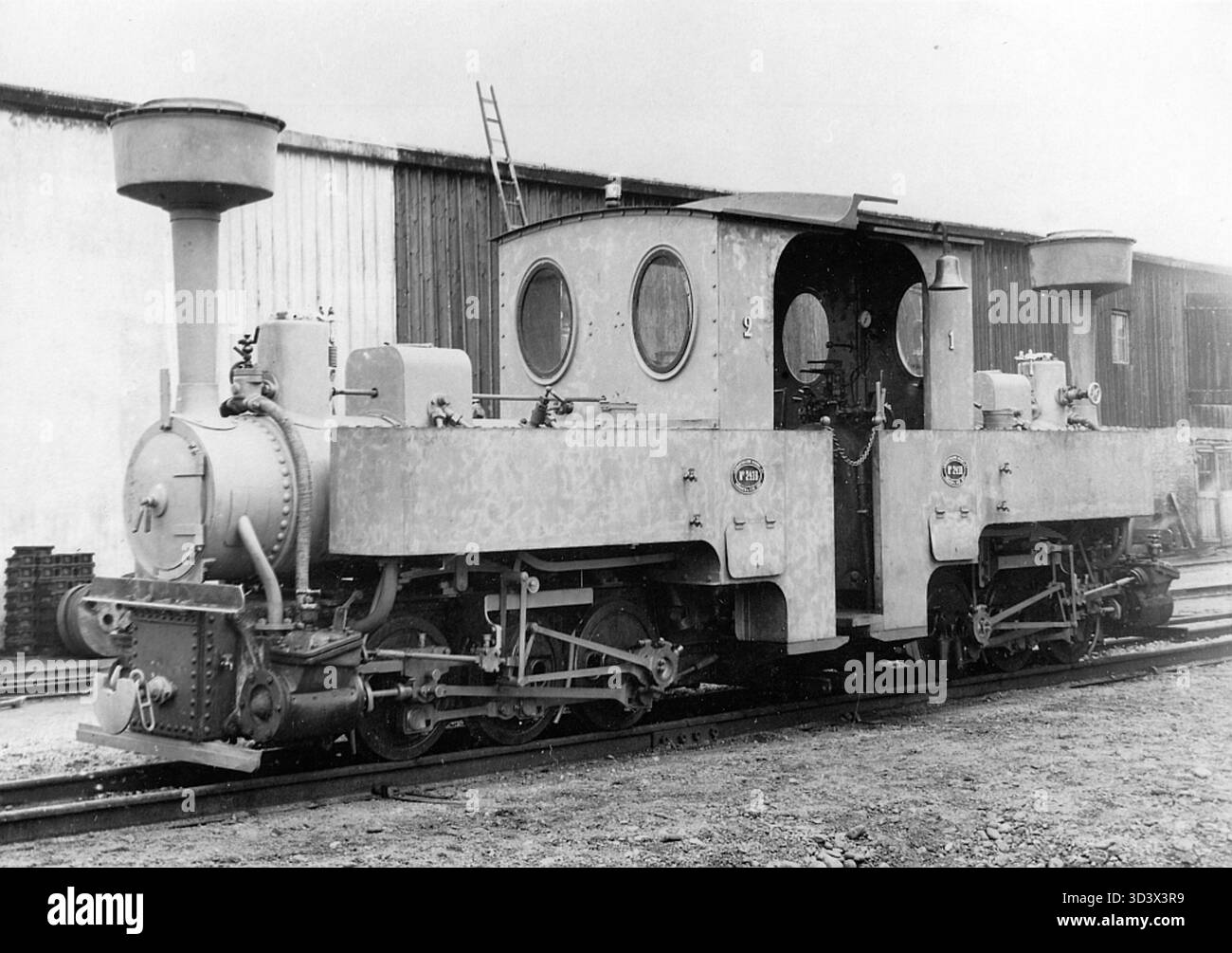 This photo features a six-axle twin locomotive from Krauss-München ...