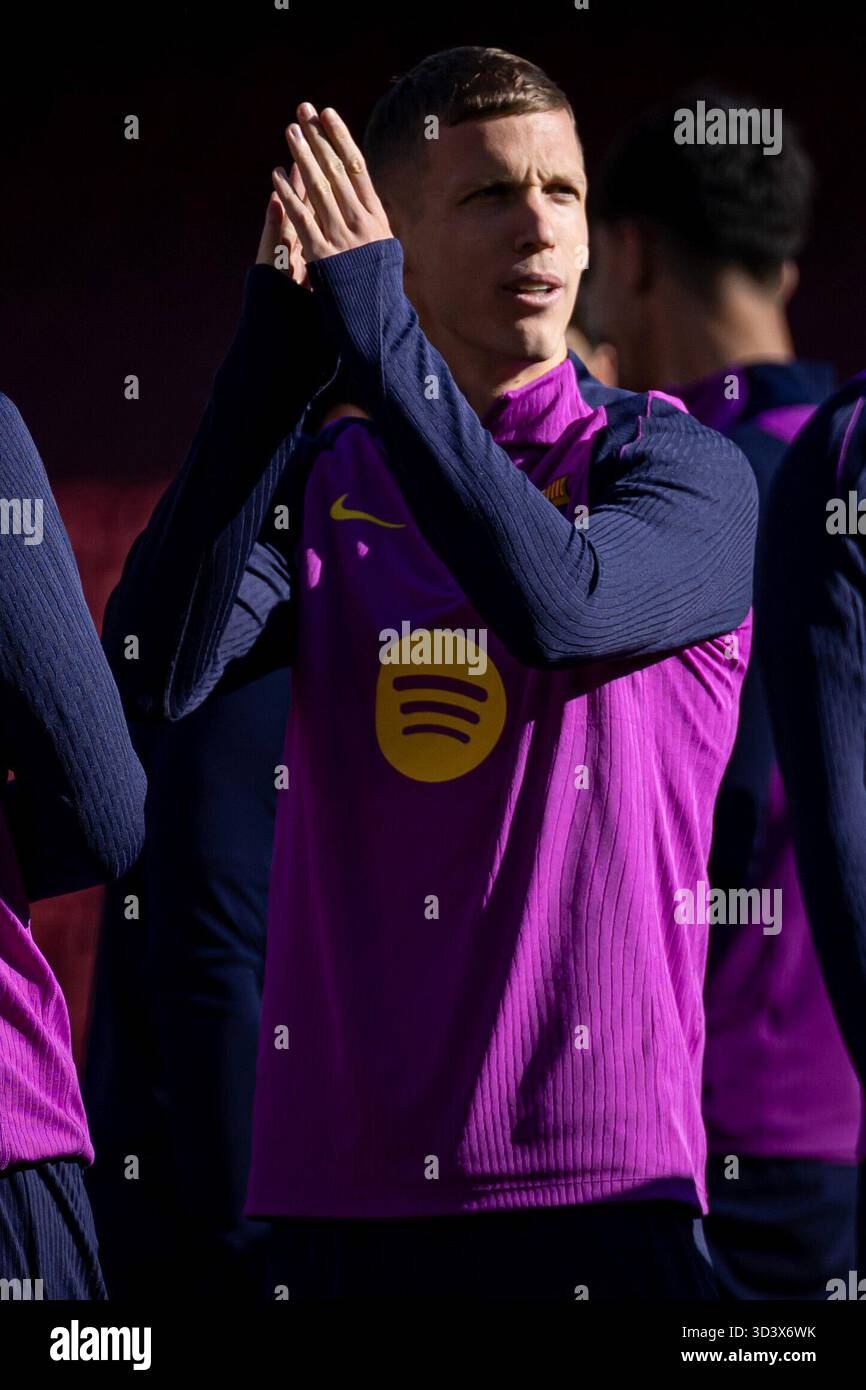 Olmo Am Barcelona, Germany. 07th Nov, 2025. Fussball La Liga Training FC ...