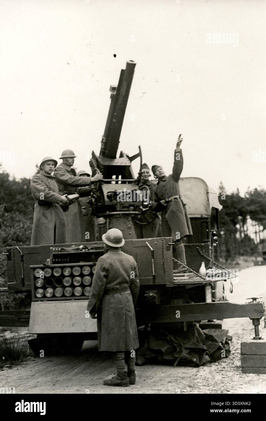 Dutch army maneuvers in 1925 on the Veluwe. Soldiers are seen by anti ...