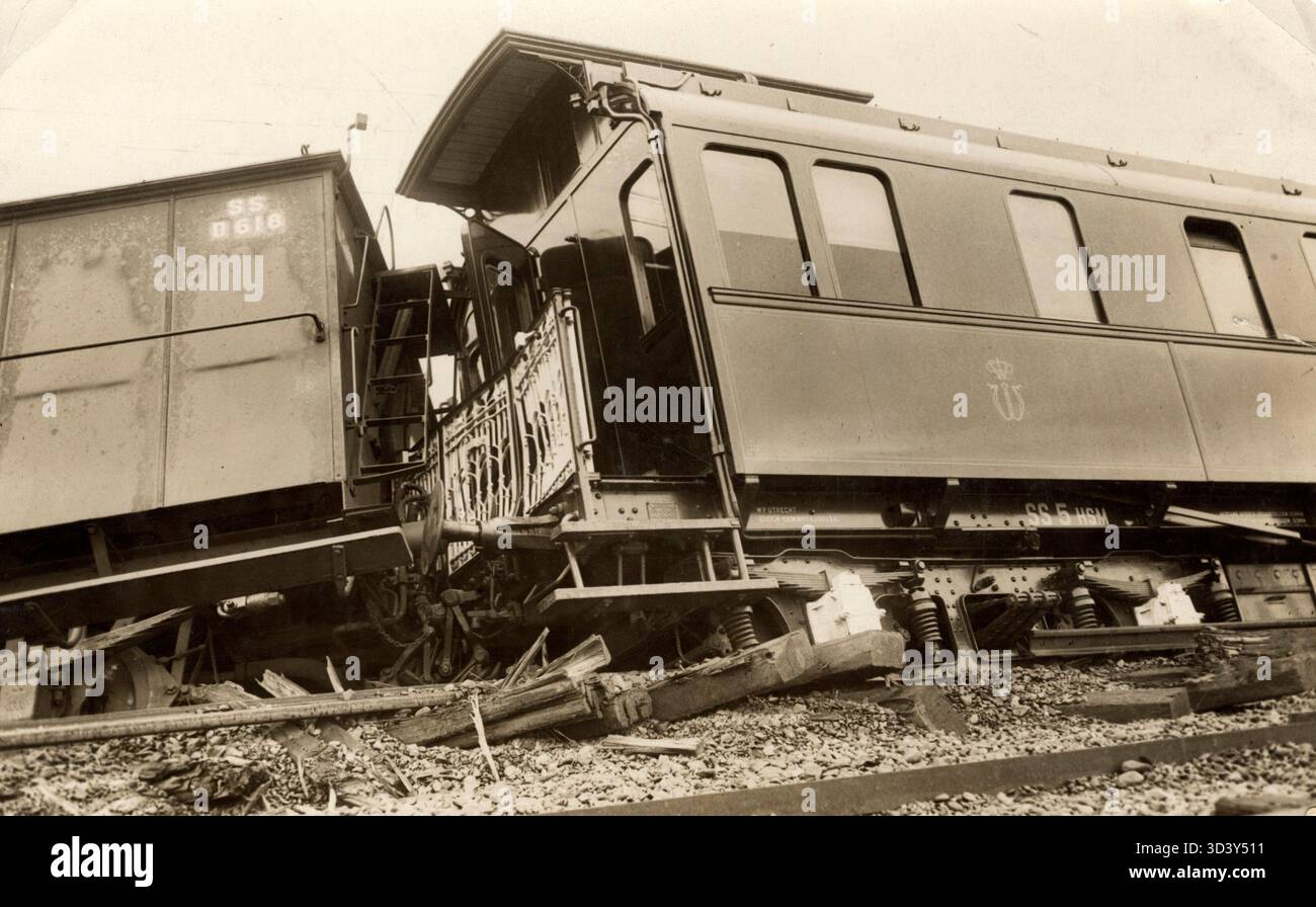 The royal train, carrying Queen Wilhelmina, derailed near Houten ...