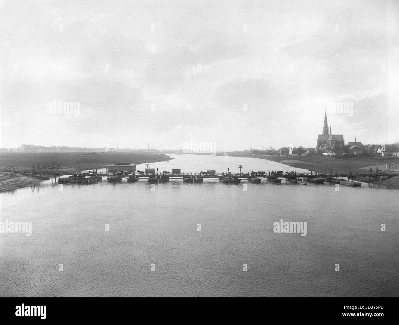 This 1924 photograph depicts the temporary pontoon bridge over the Maas ...