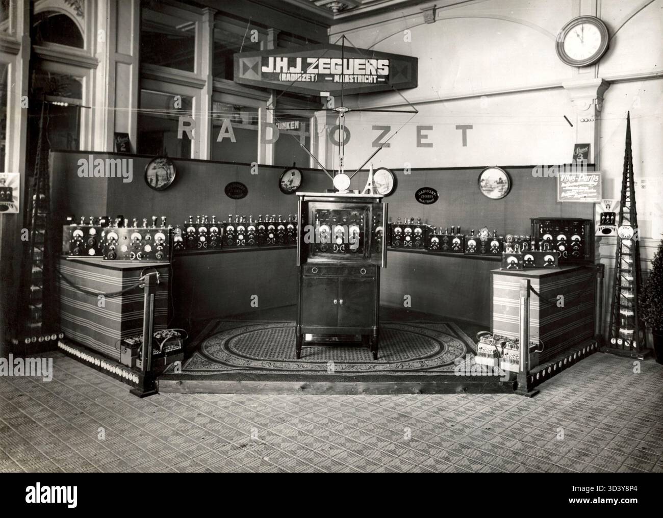 The 1925 radio exhibition in The Hague displays the stand of Zeguers ...