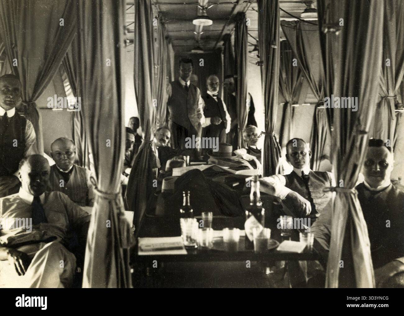 Zeppelin R 38 Passengers in the luxurious interior of the British airship R 38 in ...