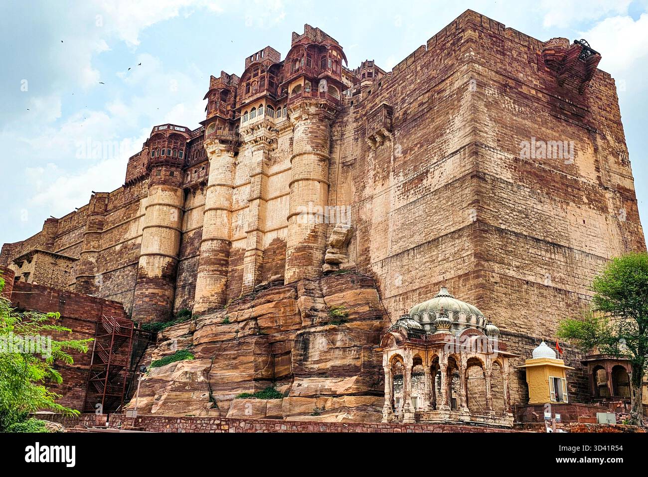 mehrangarh-fort-jodhpur-majestic-sandstone-fortress-and-royal