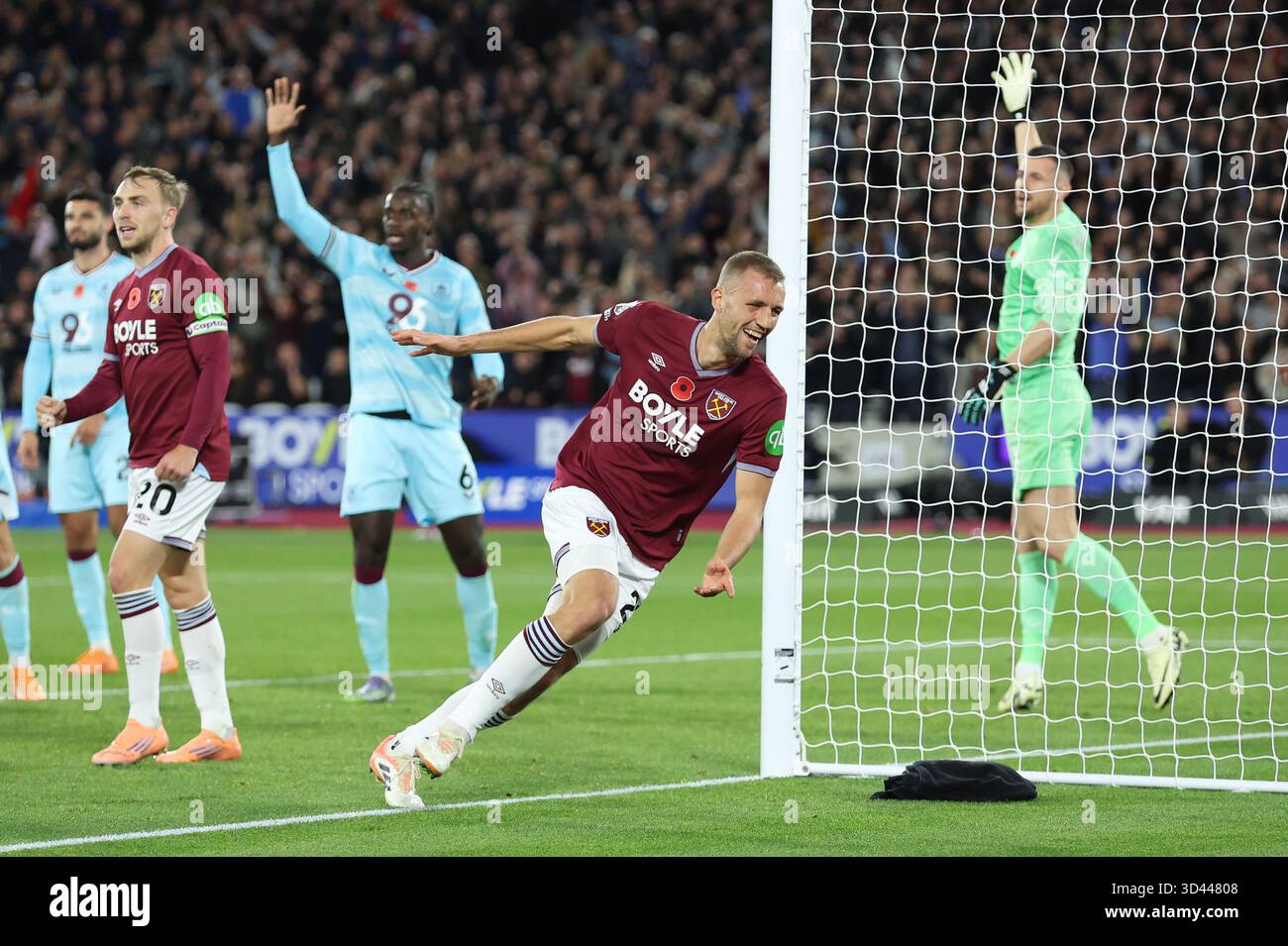 Tomas Soucek Premier League match Looking Ahead