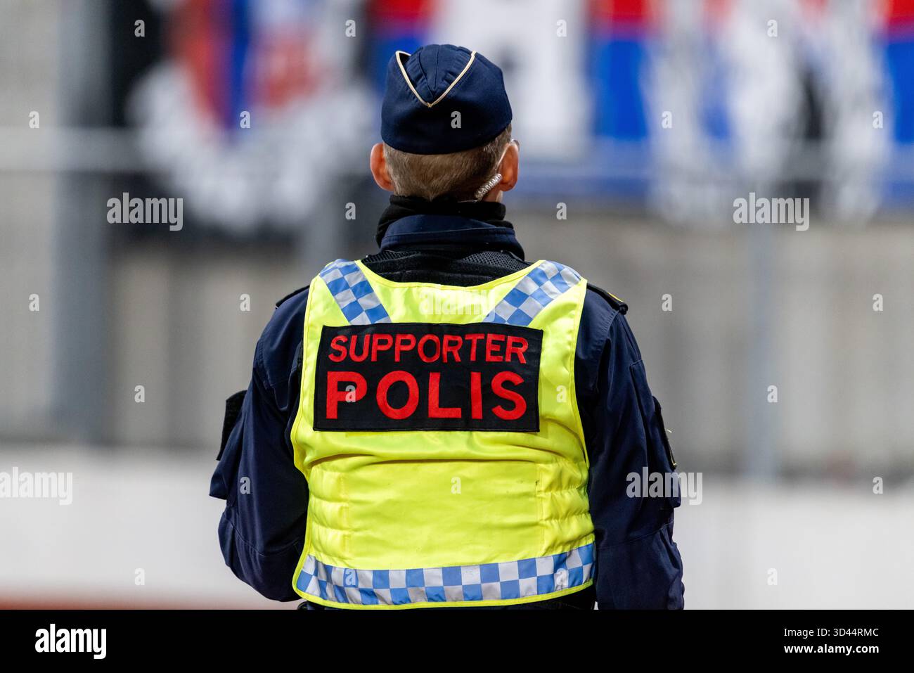 251108-supporterpolis-h-ller-koll-p-supportrarna-under-fotbollsmatchen