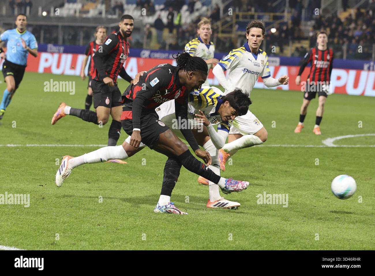 Rafael Leao of AC Milan battle for the ball with Patrick Cutrone of ...
