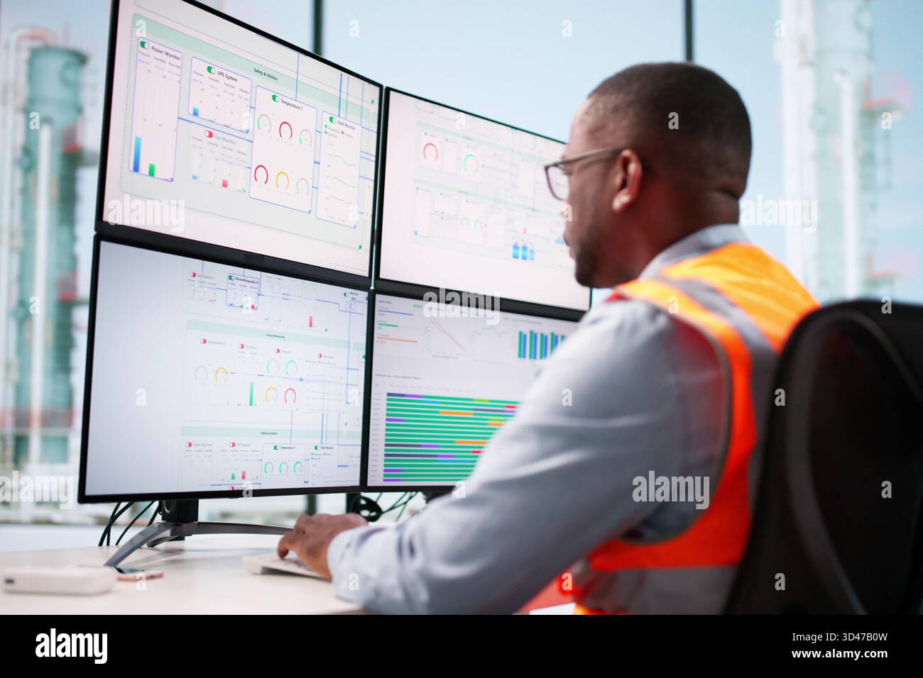 Chemical engineer monitor hi-res stock photography and images - Alamy