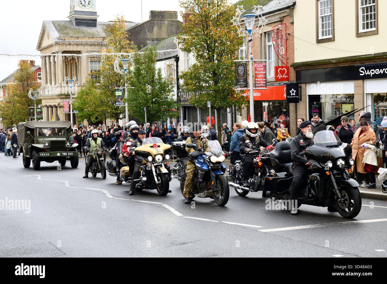 Chard Somerset England uk 09/11/2025. People and Vehicles on Fore Street Chard Somerset England uk 09/11/2025 Credit: Melvin Green : Alamy Live News Stock Photo