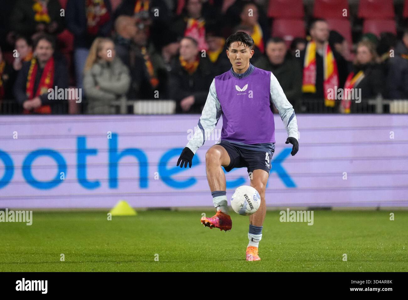 DEVENTER 09 11 2025 De Season 2025 2026 Dutch Deventer 09 11 2025 De Season 2025 2026 Dutch Eredivisie Football Match Between Go Ahead Eagles And Feyenoord Picture Shows Feyenoord Player Tsuyoshi Watanabe During The Warming Up Photo By Pro Shotssipa Usa 3D4AR8K 