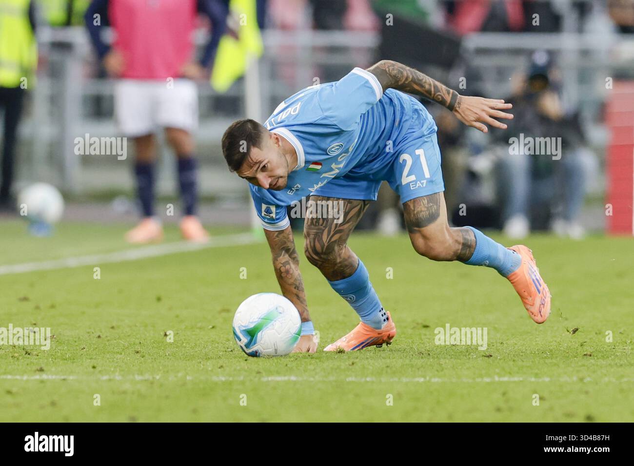 Politano Napoli's Italian forward Matteo Politano controls the ball during the ...