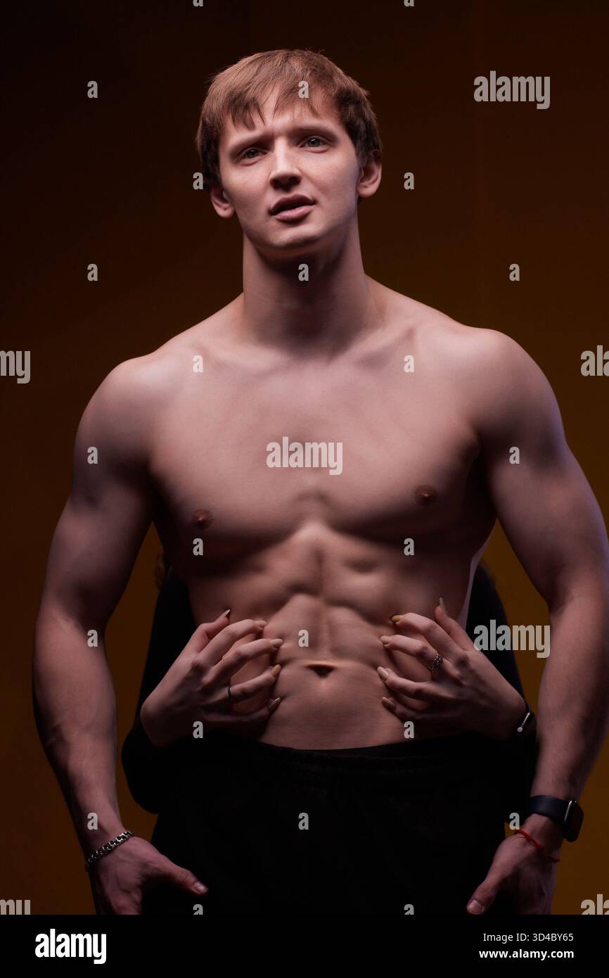 Modelo Strngth Artistic Pose Displaying a Muscular Male Model That Exudes Strength and ...