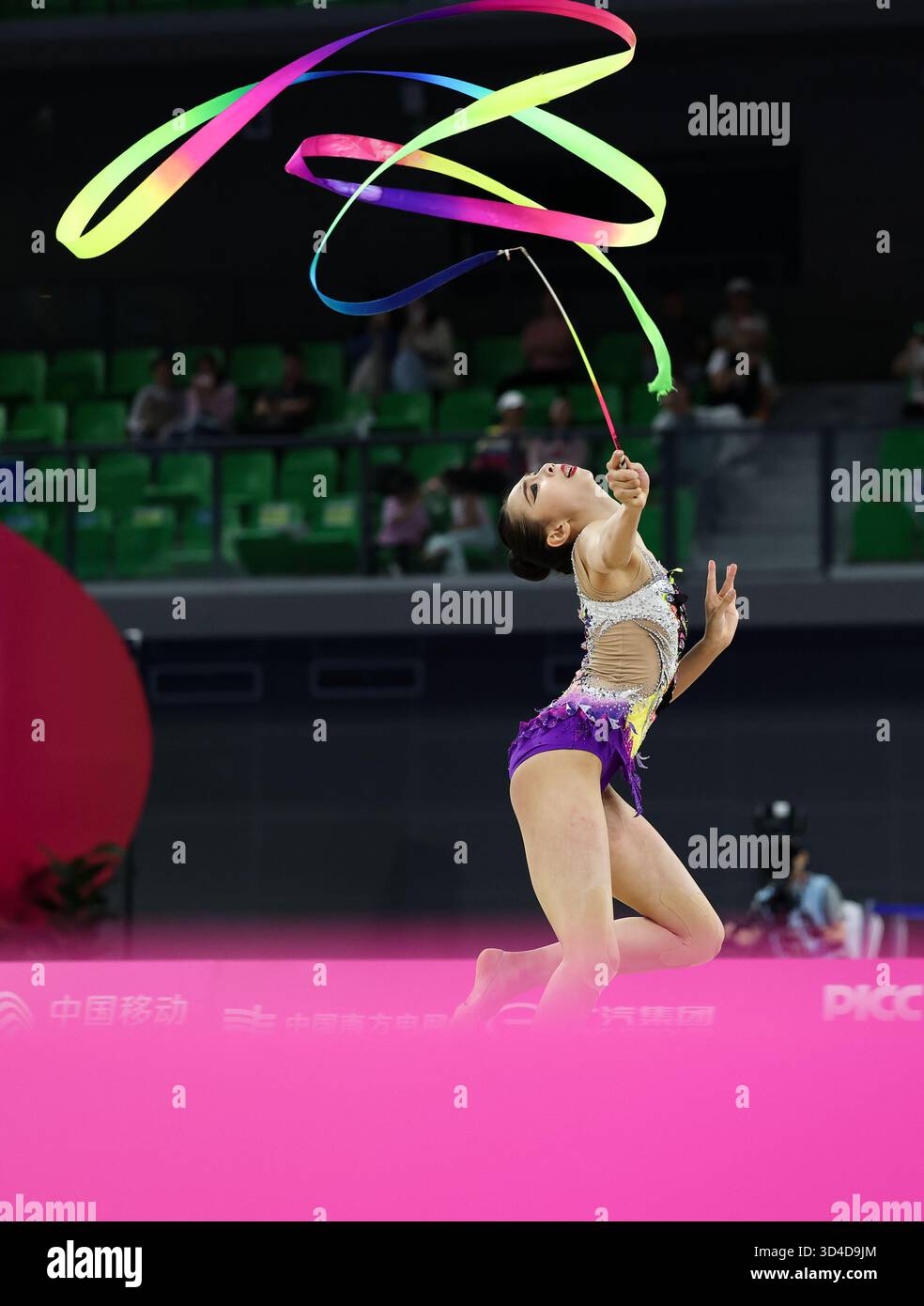 (251110) -- SHENZHEN, Nov. 10, 2025 (Xinhua) -- Wang Qi of Tianjin ...