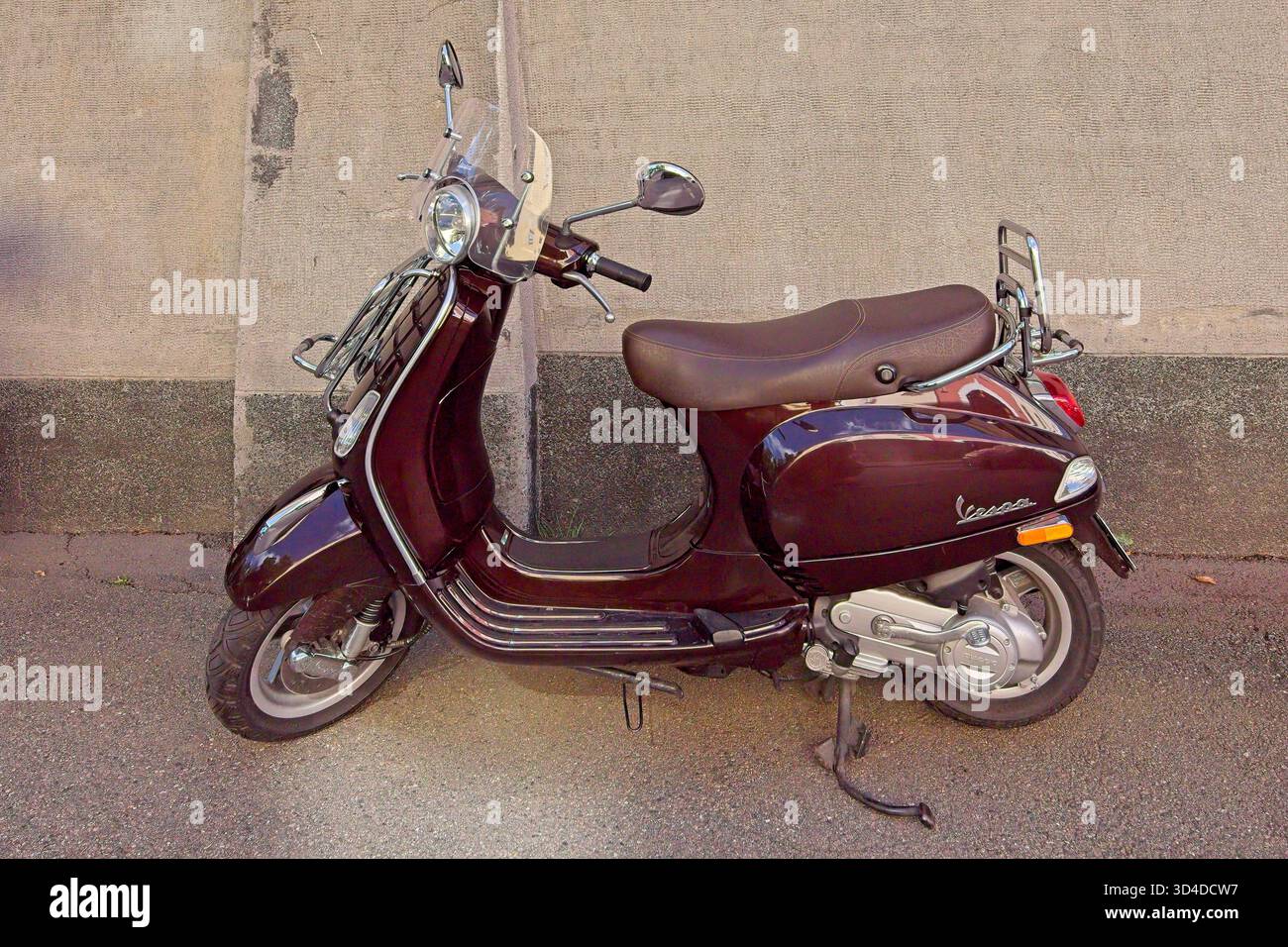 Vespa Lx125 Vespa Lx Rossa Vespa Lx 125 Red Scooter With Helmet 